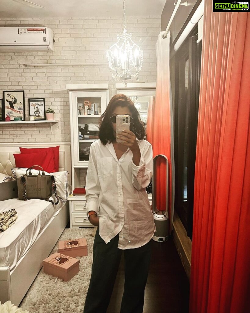 Sriti Jha Instagram - सफ़ेद क़मीज़