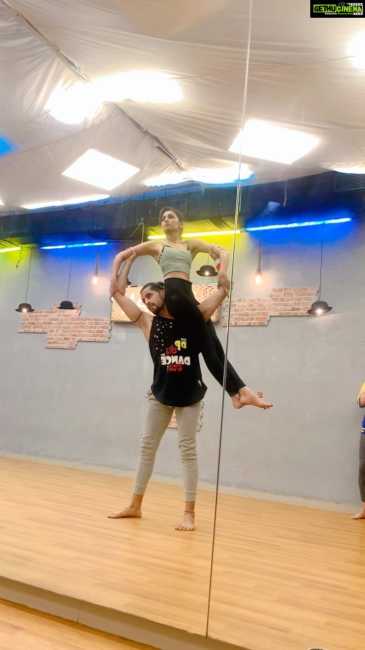 Sriti Jha Instagram - The Dolphin Move 🔥 #sritijha #jhalakdikhlajaa #rehersal #tarunraj #reels #practice