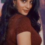 Sriya Reddy Instagram - @sriya_reddy ❤ #sriyareddy #dscinemas24x7 #trendingsongs #kollywood