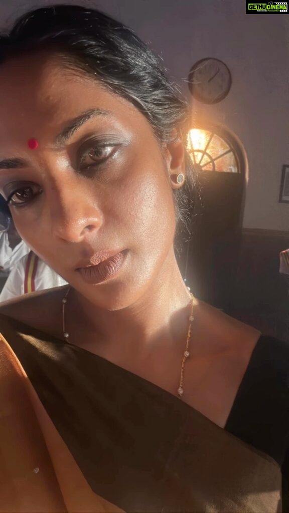 Sriya Reddy Instagram - Shooting in the scorching heat ! Love playing versatile characters! Gives me so much satisfaction #mykindofhigh #justgettingbrowner #dreamcometrue #cantwait