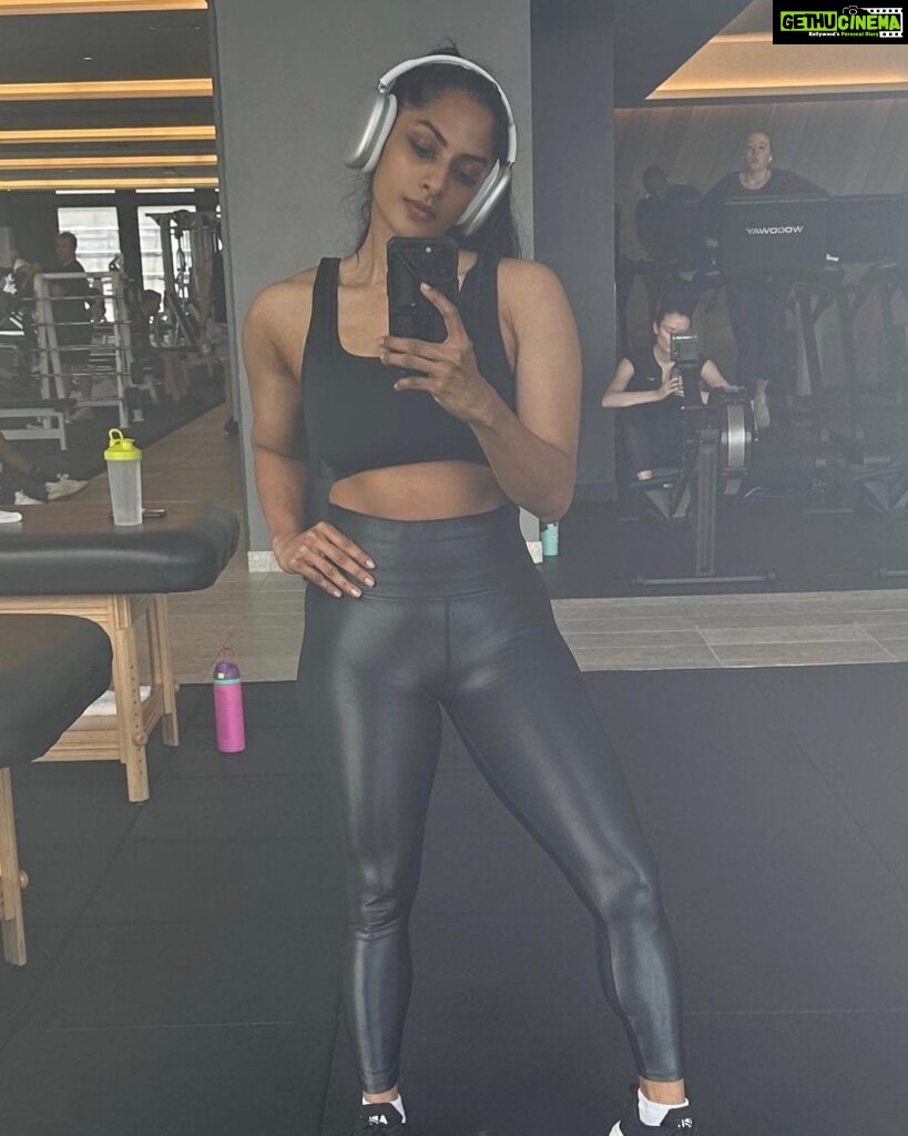 Sriya Reddy Instagram - Landed and straight to the gym … just brought in that balance my body and mind needed after flying for 24 hours !