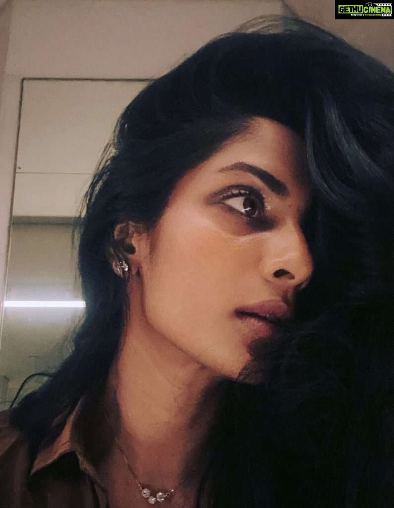 Sriya Reddy Instagram - Waiting for shoot to start …. Just being bored 😐