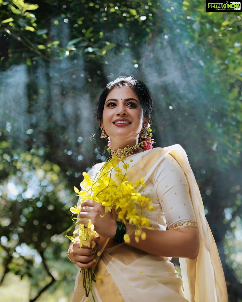 Sshivada Instagram - Happy Vishu !!😍✨ PC : @nithinnarayanan_ MUA, Styling &Costumes : @neethu_nidhi @touchby_damini Camera assistant : @____j__a__g__a__n______ @vijeeshachoos @sajeesh_s_0619_make_over Coloring : @_s_h_i_b_i_n_ #vishu #wishes #vishuvibes #happiness #prosperity