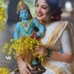 Sshivada Instagram - എല്ലാകൂട്ടുകാർക്കും നന്മ നിറഞ്ഞ ഒരു വിഷു ആശംസിക്കുന്നു ഒപ്പം സമ്പൽസമൃതിയാർന്ന ഒരു വർഷമാകട്ടെ ഇതെന്ന് പ്രാർത്ഥിക്കുന്നു…Happy Vishu !!😍✨ PC : @nithinnarayanan_ MUA, Styling &Costumes : @neethu_nidhi @touchby_damini Camera assistant : @____j__a__g__a__n______ @vijeeshachoos @sajeesh_s_0619_make_over Coloring : @_s_h_i_b_i_n_ #vishu #wishes #vishuvibes #happiness #prosperity