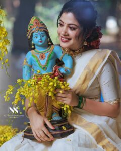 Sshivada Instagram - എല്ലാകൂട്ടുകാർക്കും
നന്മ നിറഞ്ഞ ഒരു വിഷു ആശംസിക്കുന്നു
ഒപ്പം സമ്പൽസമൃതിയാർന്ന ഒരു വർഷമാകട്ടെ ഇതെന്ന് പ്രാർത്ഥിക്കുന്നു…Happy Vishu !!😍✨

PC : @nithinnarayanan_ 
MUA, Styling &Costumes : @neethu_nidhi  @touchby_damini 
Camera assistant : @____j__a__g__a__n______ 
@vijeeshachoos 
@sajeesh_s_0619_make_over 
Coloring : @_s_h_i_b_i_n_

#vishu #wishes #vishuvibes #happiness #prosperity