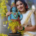 Sshivada Instagram - എല്ലാകൂട്ടുകാർക്കും നന്മ നിറഞ്ഞ ഒരു വിഷു ആശംസിക്കുന്നു ഒപ്പം സമ്പൽസമൃതിയാർന്ന ഒരു വർഷമാകട്ടെ ഇതെന്ന് പ്രാർത്ഥിക്കുന്നു…Happy Vishu !!😍✨ PC : @nithinnarayanan_ MUA, Styling &Costumes : @neethu_nidhi @touchby_damini Camera assistant : @____j__a__g__a__n______ @vijeeshachoos @sajeesh_s_0619_make_over Coloring : @_s_h_i_b_i_n_ #vishu #wishes #vishuvibes #happiness #prosperity