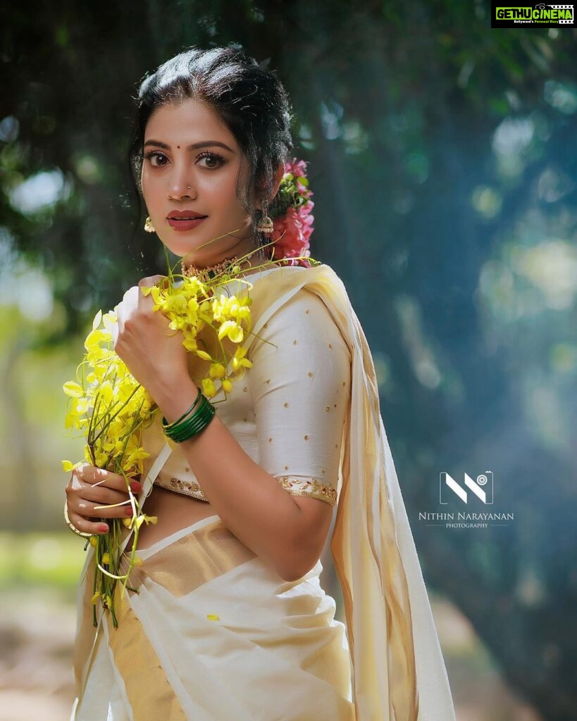 Sshivada Instagram - Happy Vishu !!😍✨ PC : @nithinnarayanan_ MUA, Styling &Costumes : @neethu_nidhi @touchby_damini Camera assistant : @____j__a__g__a__n______ @vijeeshachoos @sajeesh_s_0619_make_over Coloring : @_s_h_i_b_i_n_ #vishu #wishes #vishuvibes #happiness #prosperity