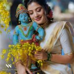 Sshivada Instagram - എല്ലാകൂട്ടുകാർക്കും നന്മ നിറഞ്ഞ ഒരു വിഷു ആശംസിക്കുന്നു ഒപ്പം സമ്പൽസമൃതിയാർന്ന ഒരു വർഷമാകട്ടെ ഇതെന്ന് പ്രാർത്ഥിക്കുന്നു…Happy Vishu !!😍✨ PC : @nithinnarayanan_ MUA, Styling &Costumes : @neethu_nidhi @touchby_damini Camera assistant : @____j__a__g__a__n______ @vijeeshachoos @sajeesh_s_0619_make_over Coloring : @_s_h_i_b_i_n_ #vishu #wishes #vishuvibes #happiness #prosperity