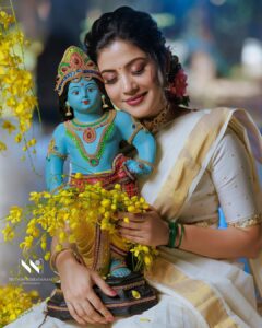 Sshivada Instagram - എല്ലാകൂട്ടുകാർക്കും
നന്മ നിറഞ്ഞ ഒരു വിഷു ആശംസിക്കുന്നു
ഒപ്പം സമ്പൽസമൃതിയാർന്ന ഒരു വർഷമാകട്ടെ ഇതെന്ന് പ്രാർത്ഥിക്കുന്നു…Happy Vishu !!😍✨

PC : @nithinnarayanan_ 
MUA, Styling &Costumes : @neethu_nidhi  @touchby_damini 
Camera assistant : @____j__a__g__a__n______ 
@vijeeshachoos 
@sajeesh_s_0619_make_over 
Coloring : @_s_h_i_b_i_n_

#vishu #wishes #vishuvibes #happiness #prosperity