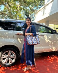 Sshivada Instagram - When you are about to leave for your work but then you start posing😜
📸 @reshma.rohini 
Pairing my outfit with a stylish bag and comfortable footwear from @zoukonline ♥️🥰

#workmode #zoukbags #crueltyfree #vegan #handcrafted #classic #footwear #authenticallyyou #stylish #zouk