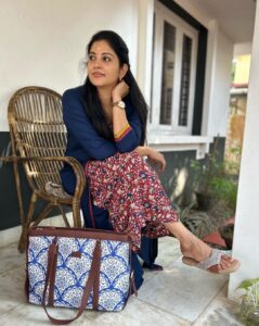 Sshivada Instagram - When you are about to leave for your work but then you start posing😜
📸 @reshma.rohini 
Pairing my outfit with a stylish bag and comfortable footwear from @zoukonline ♥️🥰

#workmode #zoukbags #crueltyfree #vegan #handcrafted #classic #footwear #authenticallyyou #stylish #zouk