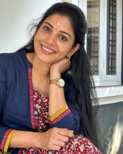 Sshivada Instagram - When you are about to leave for your work but then you start posing😜
📸 @reshma.rohini 
Pairing my outfit with a stylish bag and comfortable footwear from @zoukonline ♥️🥰

#workmode #zoukbags #crueltyfree #vegan #handcrafted #classic #footwear #authenticallyyou #stylish #zouk