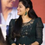 Sshivada Instagram - Vandana😍😍Thankyou for the love #Theerakaadhal promotions ♥️♥️ Wearing @alankaraboutique Earrings @elegant_drapes_sneha #movie #promotions #tamilmovie #release #pressmeet #happiness