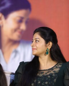 Sshivada Instagram - Vandana😍😍Thankyou for the love #Theerakaadhal promotions ♥️♥️ Wearing @alankaraboutique Earrings @elegant_drapes_sneha #movie #promotions #tamilmovie #release #pressmeet #happiness