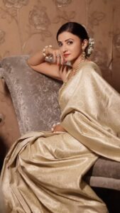 Suhasi Dhami Instagram - Love wearing sari ❤️❤️❤️❤️

Special thanks to @kavittagranaa @jaisheeldhami 

Outfit by - @zalfrombenaras
Styled By - @styledby_niral