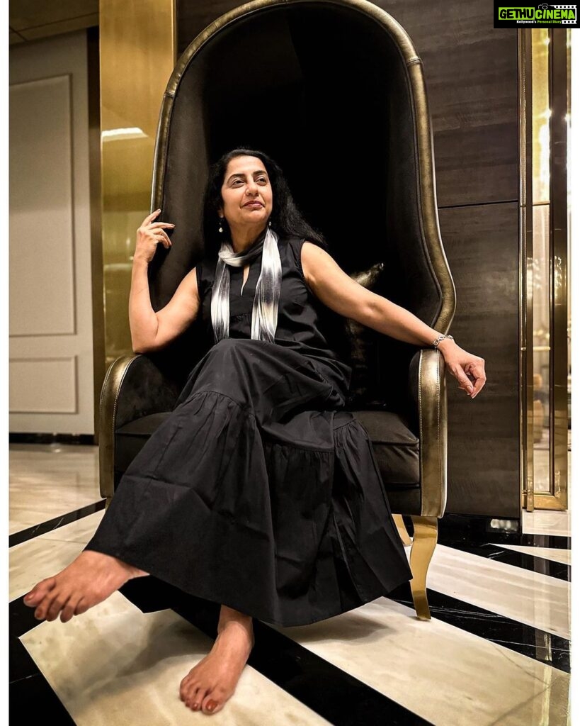 Suhasini Maniratnam Instagram - Met all the cast and crew of ponniyin Selvan on Saturday. I saw this chair ( throne ) and walked away from all and sat on this bold arresting striking chair , one person came running to take pictures of me. And said kundauvai Nandhini poonguzahli 😄😄😄😄😄kept on clicking. any guesses who it would be.