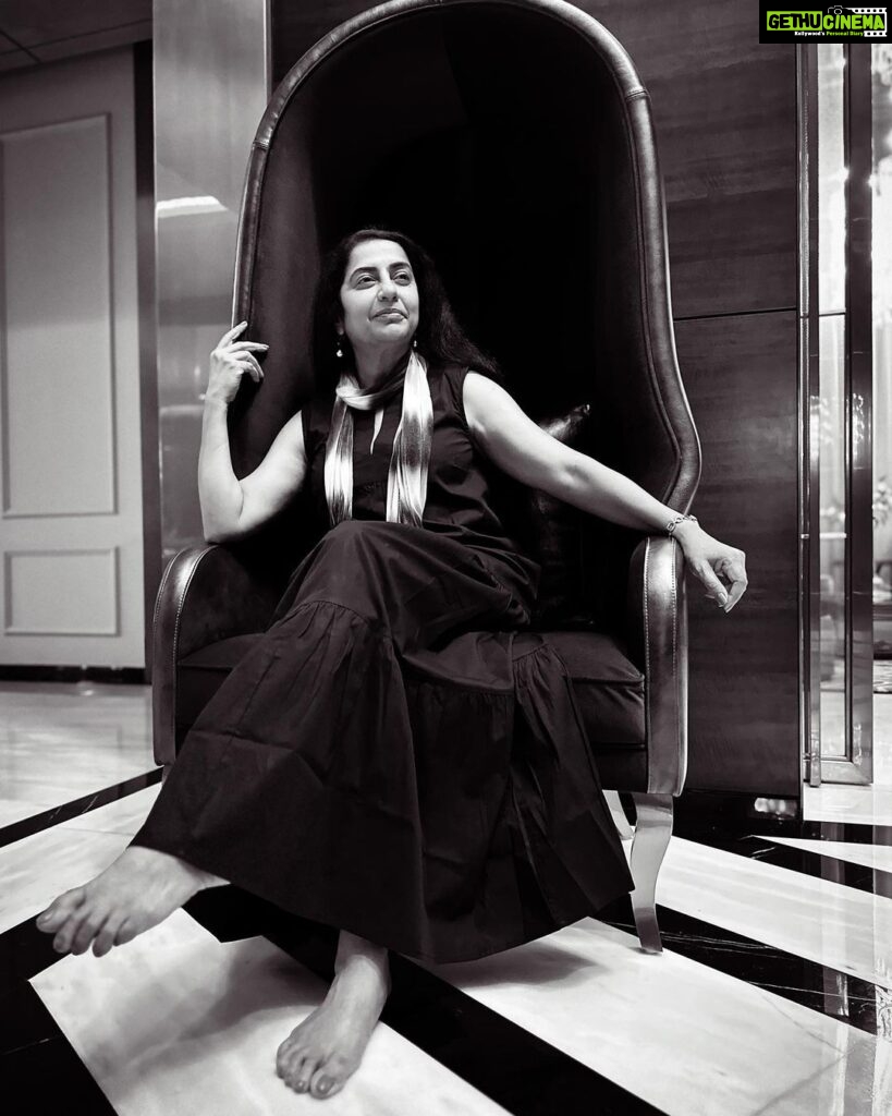 Suhasini Maniratnam Instagram - Met all the cast and crew of ponniyin Selvan on Saturday. I saw this chair ( throne ) and walked away from all and sat on this bold arresting striking chair , one person came running to take pictures of me. And said kundauvai Nandhini poonguzahli 😄😄😄😄😄kept on clicking. any guesses who it would be.