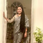 Suhasini Maniratnam Instagram - My comfort zone. Cotton saree. Long hair pulled at the back. Zero make up .silver jewels and my favourite man for company …get set go dinner