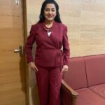 Suhasini Maniratnam Instagram - Suited booted for நீ பாதி நான் பாதி a brand new show. Thank you @zapelle_custom_clothing for all the lovely outfits.