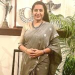 Suhasini Maniratnam Instagram - My comfort zone. Cotton saree. Long hair pulled at the back. Zero make up .silver jewels and my favourite man for company …get set go dinner