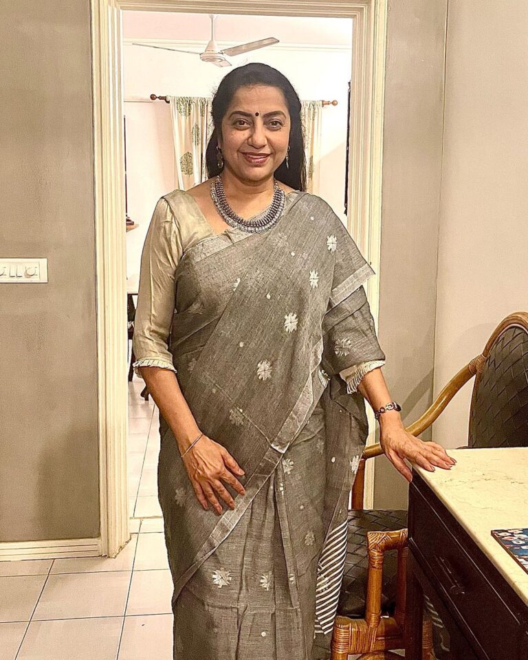 Suhasini Maniratnam Instagram - My comfort zone. Cotton saree. Long hair pulled at the back. Zero make up .silver jewels and my favourite man for company …get set go dinner