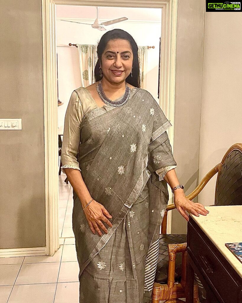 Suhasini Maniratnam Instagram - My comfort zone. Cotton saree. Long hair pulled at the back. Zero make up .silver jewels and my favourite man for company …get set go dinner