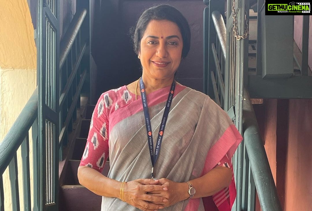 Suhasini Maniratnam Instagram - It’s a wrap for project “jai mahendran “. It was indeed a pleasure to work with Rahul reji and srikanth Thank you shaiju Kurup for suggesting my name to play shobha. It was a great experience working with this fabulous crew Thank you thank you.