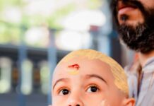 Suja Varunee Instagram - After so many obstacles, our little simba Adhvaaith has got his 1st Mottai & Ears pierced ❤️🙏 Thank you almighty & Lord Muruga for finally blessing us and guiding us in the right way!! Our Special thanks to @shadowsphotographyy for capturing this wonderful pictures & video…We just love your work and professionalism! I’m sure you guys will grow more higher for the talent and passion you have for your work❤️ Thanks to my dear friend Sushma Garu the founder of @juzz_kiddin who never misses out a single occasion for us and especially when Adhvaaith is involved! Thank you so much for this lovely dress❤️ On time delivery and perfect fit as always ! You never fail to impress me for years 😍 Love you my sweetheart 🙏❤️ Thanks to my family for being with us and suppporting us always ❤️ You guys are the main pillar ❤️ I mean my friends as my family too !! Need all your love and blessings 😍🙏 #positivity #familytime #familygoals #familyfirst #mottai #earpiercing #temple #parentlife Vadapalani Murugan Temple