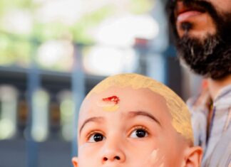 Suja Varunee Instagram - After so many obstacles, our little simba Adhvaaith has got his 1st Mottai & Ears pierced ❤️🙏 Thank you almighty & Lord Muruga for finally blessing us and guiding us in the right way!! Our Special thanks to @shadowsphotographyy for capturing this wonderful pictures & video…We just love your work and professionalism! I’m sure you guys will grow more higher for the talent and passion you have for your work❤️ Thanks to my dear friend Sushma Garu the founder of @juzz_kiddin who never misses out a single occasion for us and especially when Adhvaaith is involved! Thank you so much for this lovely dress❤️ On time delivery and perfect fit as always ! You never fail to impress me for years 😍 Love you my sweetheart 🙏❤️ Thanks to my family for being with us and suppporting us always ❤️ You guys are the main pillar ❤️ I mean my friends as my family too !! Need all your love and blessings 😍🙏 #positivity #familytime #familygoals #familyfirst #mottai #earpiercing #temple #parentlife Vadapalani Murugan Temple