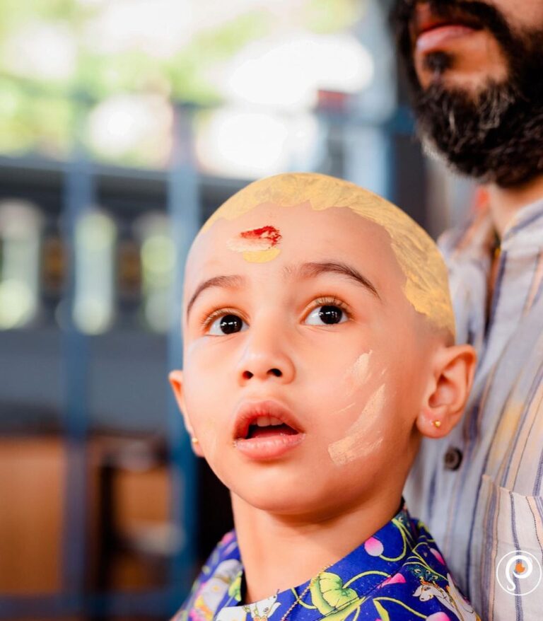 Suja Varunee Instagram - After so many obstacles, our little simba Adhvaaith has got his 1st Mottai & Ears pierced ❤️🙏 Thank you almighty & Lord Muruga for finally blessing us and guiding us in the right way!! Our Special thanks to @shadowsphotographyy for capturing this wonderful pictures & video…We just love your work and professionalism! I’m sure you guys will grow more higher for the talent and passion you have for your work❤️ Thanks to my dear friend Sushma Garu the founder of @juzz_kiddin who never misses out a single occasion for us and especially when Adhvaaith is involved! Thank you so much for this lovely dress❤️ On time delivery and perfect fit as always ! You never fail to impress me for years 😍 Love you my sweetheart 🙏❤️ Thanks to my family for being with us and suppporting us always ❤️ You guys are the main pillar ❤️ I mean my friends as my family too !! Need all your love and blessings 😍🙏 #positivity #familytime #familygoals #familyfirst #mottai #earpiercing #temple #parentlife Vadapalani Murugan Temple
