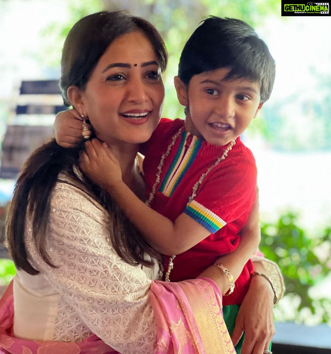 Suja Varunee Instagram - Dear Shenbaga ma’am😍 we had a blast meeting you in kerala . I could never expect that we would meet this way🤗I’m so glad that we did. And I hope to get to see you more often❤️❤️ Ps- you guys remember her in Bhasha movie ? Manickam the Autokaran ‘s Sister @shenbaga_ 🤗😍 Kovalam, Samudra Beach