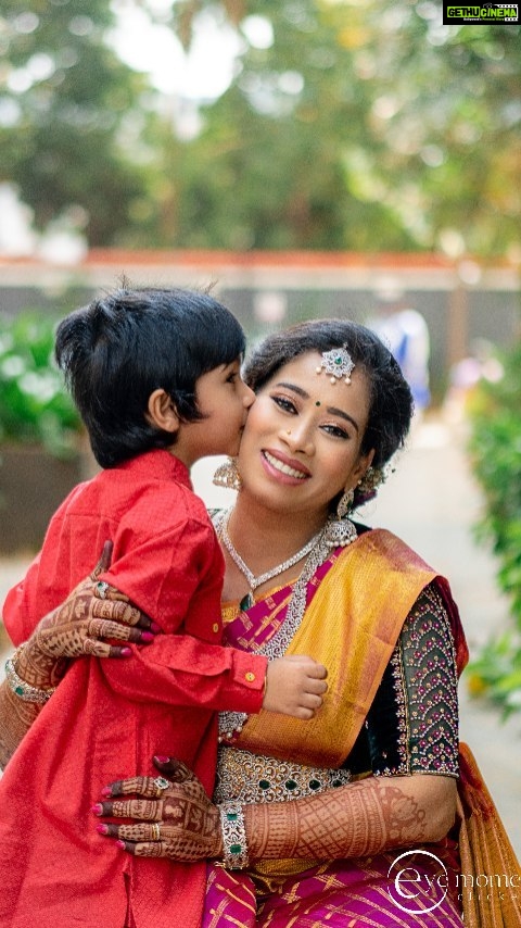 Suja Varunee Instagram - ❤️ Celebration of Life ❤️ ❤️ Welcoming a new member to our Family ❤️ ❤️Need all your love and blessings 🙏 Thanks to All tbe sweethearts ❤️🙏 Photography & video @eyemomentclickers Makeup, Hairstylist & sareedraping @jayashree_hairstylist Jewellery @mspinkpantherjewel Decor @purpletreeprojects Saree @tulsisilks Blouse @talesofthayal #family #celebration #varisu #babyshower #familygoals #familymatters #newmember #positivevibes Chennai, India