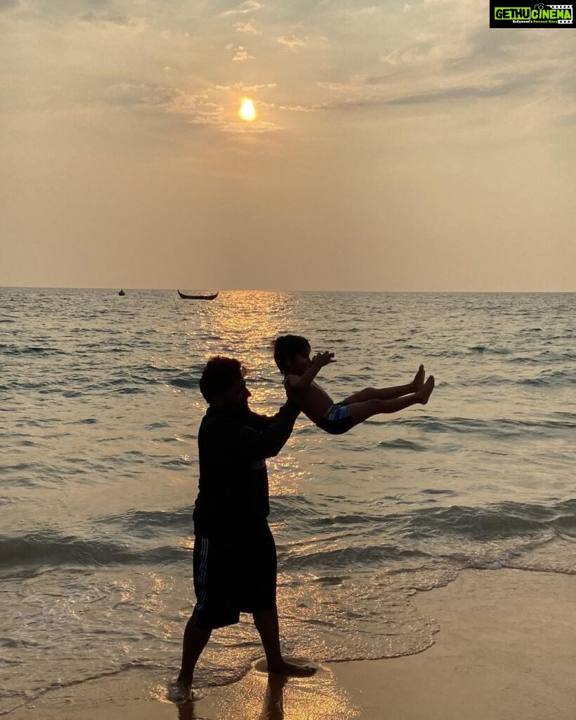 Suja Varunee Instagram - ❤️ In Daddy’s Arms ❤️ @shivakumarr20 #daddy #dadson #fatherlove #fatherson #beachvibes #beachlife #sealovers Kovalam, Samudra Beach