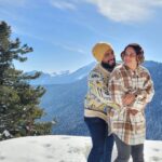 Suja Varunee Instagram - LovE 🌹 @shivakumarr20 Pyaar Prema Kaadhal ❄️❄️ #love #husbandandwife #travelphotography #explorer #couplegoals #snow #naturelovers Khyber Hotel Gulmarg