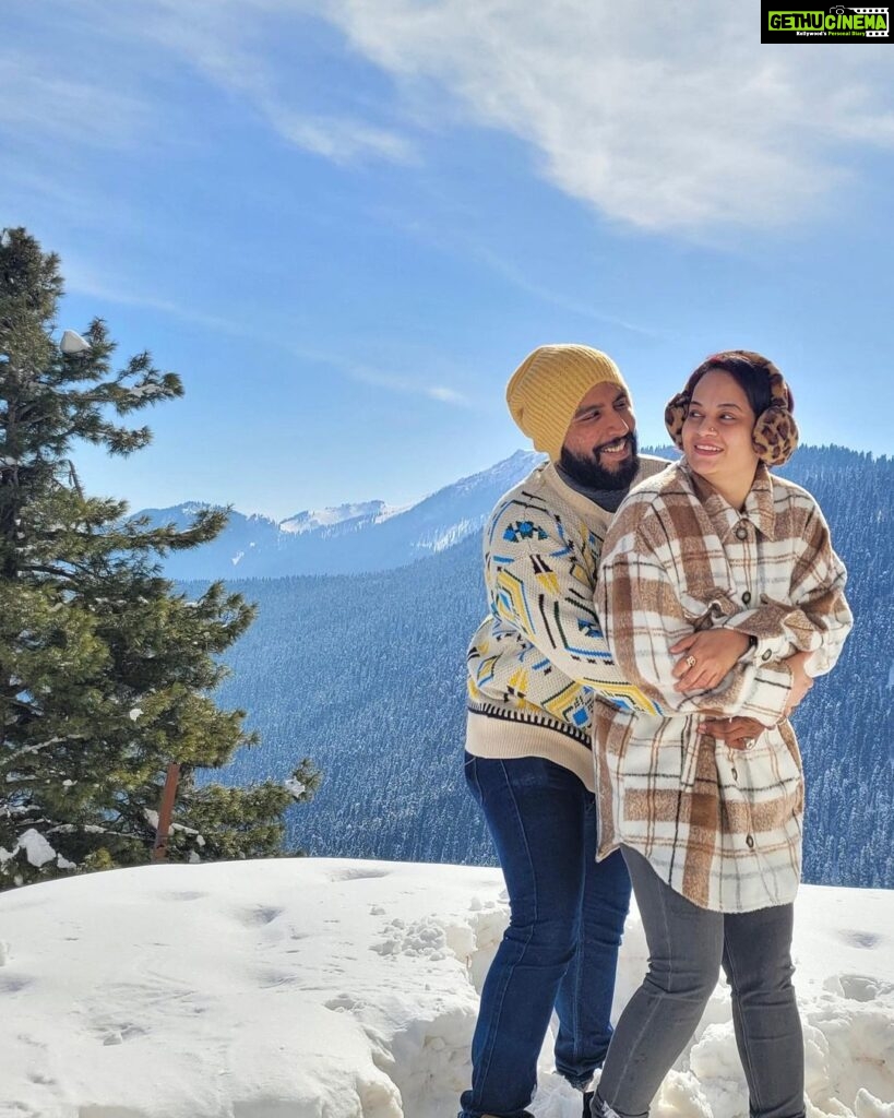 Suja Varunee Instagram - LovE 🌹 @shivakumarr20 Pyaar Prema Kaadhal ❄️❄️ #love #husbandandwife #travelphotography #explorer #couplegoals #snow #naturelovers Khyber Hotel Gulmarg