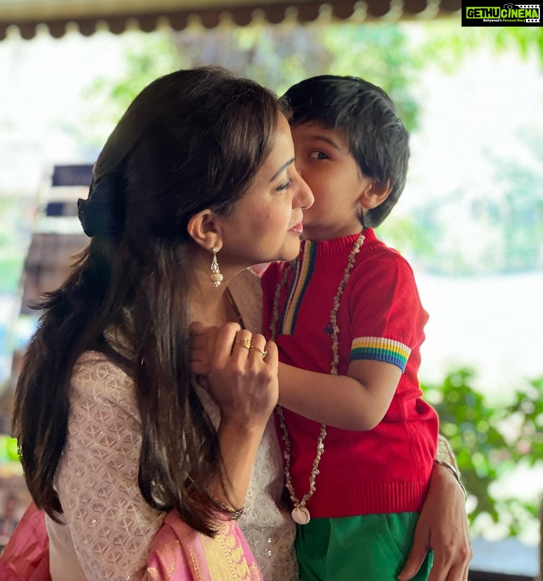 Suja Varunee Instagram - Dear Shenbaga ma’am😍 we had a blast meeting you in kerala . I could never expect that we would meet this way🤗I’m so glad that we did. And I hope to get to see you more often❤️❤️ Ps- you guys remember her in Bhasha movie ? Manickam the Autokaran ‘s Sister @shenbaga_ 🤗😍 Kovalam, Samudra Beach