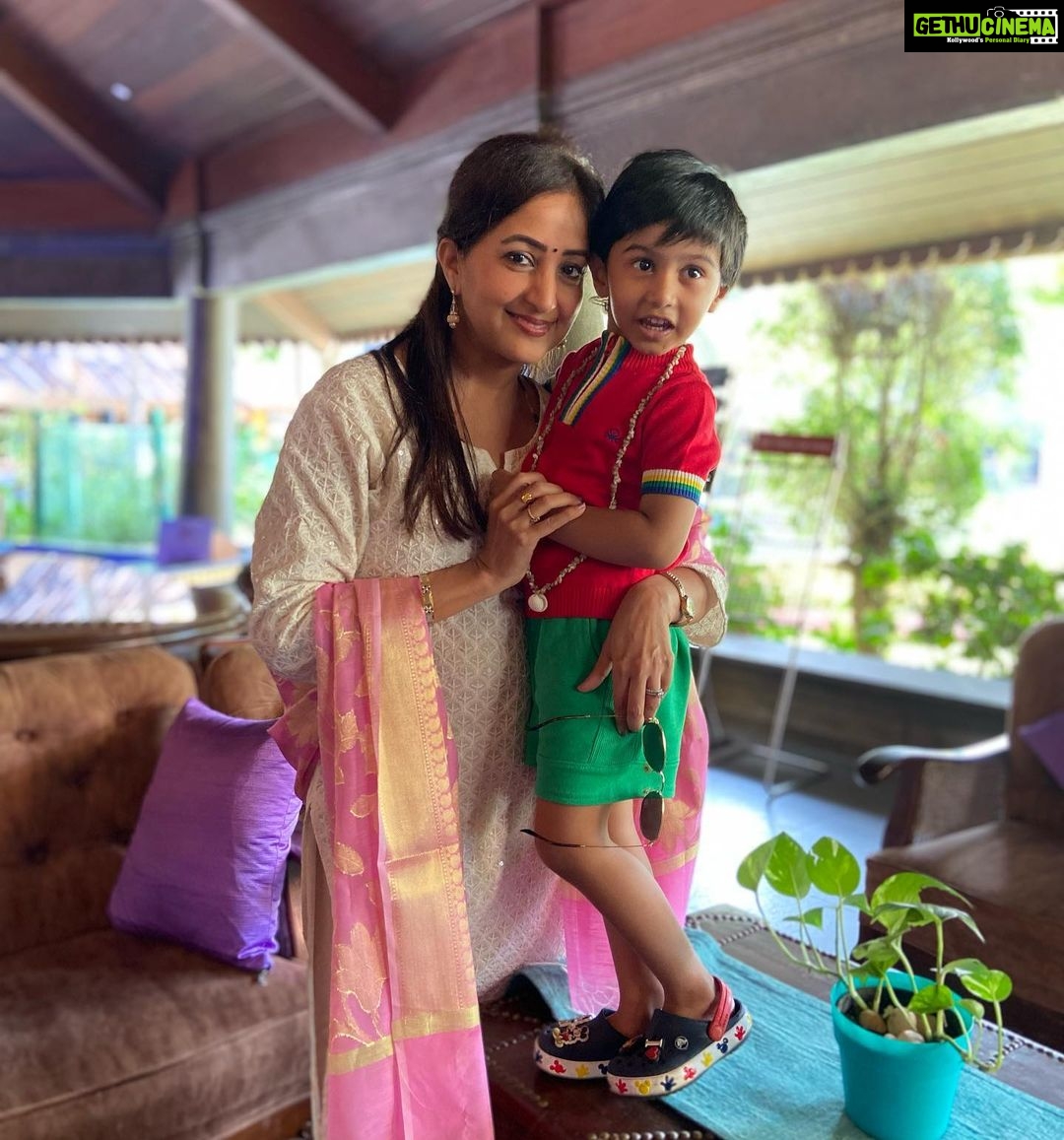 Suja Varunee Instagram - Dear Shenbaga ma’am😍 we had a blast meeting you in kerala . I could never expect that we would meet this way🤗I’m so glad that we did. And I hope to get to see you more often❤️❤️ Ps- you guys remember her in Bhasha movie ? Manickam the Autokaran ‘s Sister @shenbaga_ 🤗😍 Kovalam, Samudra Beach