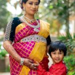 Suja Varunee Instagram - It’s My CHITHIS’s SEEMANTHAM 🤰🏻from ADHVAAITH ❤️🫰 We are so Grateful to AlmightY for giving me the Right People at the RightTime🧚‍♂️ Thank you very much Darlings🧿 Jewels- @mspinkpantherjewel M&H- @jayashree_hairstylist Saree drape- @jayashree_hairstylist Event planner- @purpletreeprojects Pictures & videos- @eyemomentclickers #babyshower #family #ritual #goodtimes #positivevibes #traditionalwear #colours Chennai, India