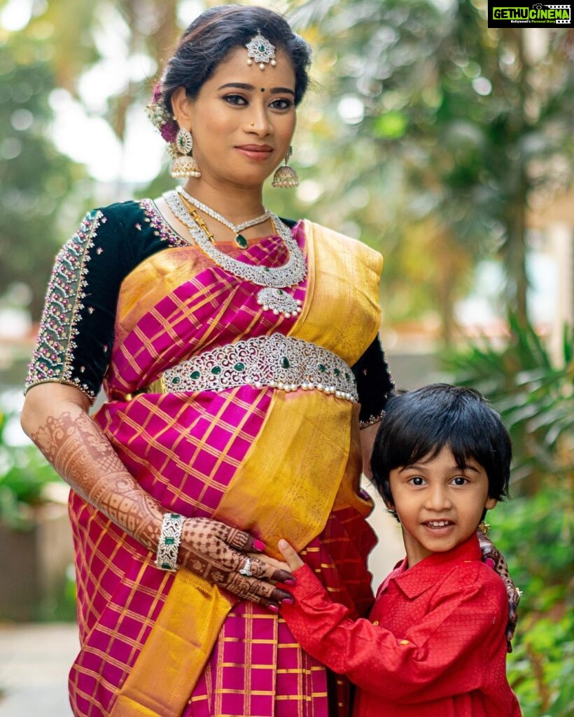 Suja Varunee Instagram - It’s My CHITHIS’s SEEMANTHAM 🤰🏻from ADHVAAITH ❤🫰 We are so Grateful to AlmightY for giving me the Right People at the RightTime🧚‍♂ Thank you very much Darlings🧿 Jewels- @mspinkpantherjewel M&H- @jayashree_hairstylist Saree drape- @jayashree_hairstylist Event planner- @purpletreeprojects Pictures & videos- @eyemomentclickers #babyshower #family #ritual #goodtimes #positivevibes #traditionalwear #colours Chennai, India