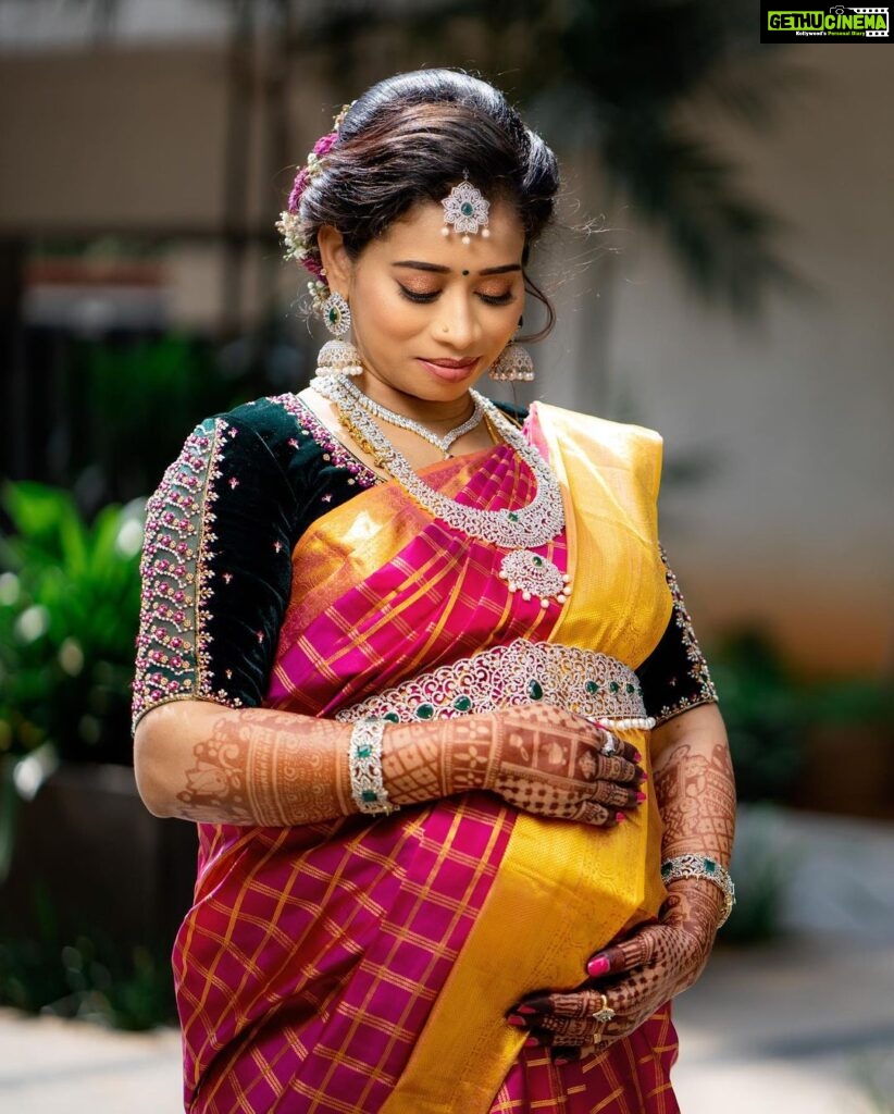 Suja Varunee Instagram - It’s My CHITHIS’s SEEMANTHAM 🤰🏻from ADHVAAITH ❤️🫰 We are so Grateful to AlmightY for giving me the Right People at the RightTime🧚‍♂️ Thank you very much Darlings🧿 Jewels- @mspinkpantherjewel M&H- @jayashree_hairstylist Saree drape- @jayashree_hairstylist Event planner- @purpletreeprojects Pictures & videos- @eyemomentclickers #babyshower #family #ritual #goodtimes #positivevibes #traditionalwear #colours Chennai, India