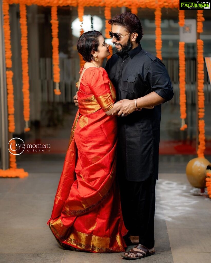 Suja Varunee Instagram - 🧡 I believe in Fairytale and 👑 my KING was always there by my side to make it come TRUE❤ Photography @eyemomentclickers Makeup & saree drape- @makeoverbyjo Decor by @purpletreeprojects #fairytale #myking #loveislove #love #togetherforever #couplegoals #husbandandwife #couplephotography Chennai, India