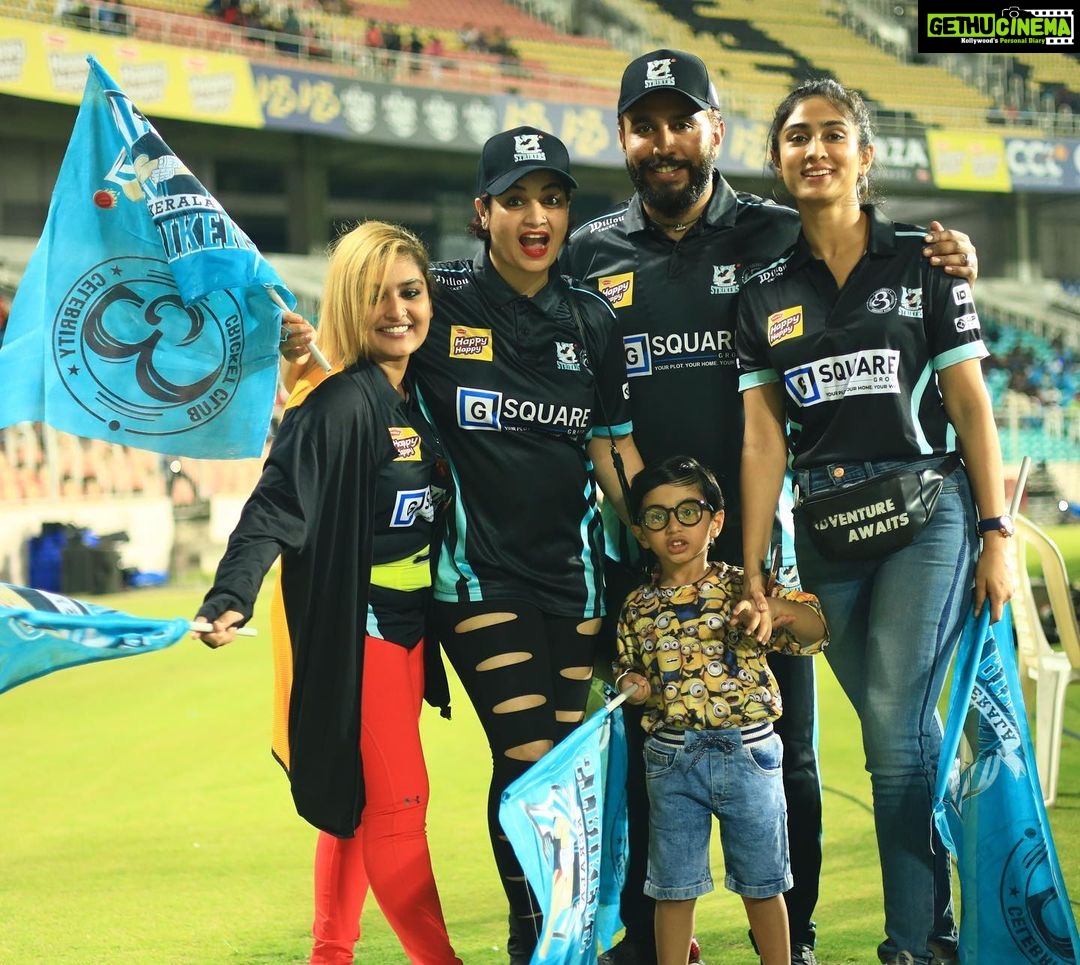 Suja Varunee Instagram - π However the destiny isβ¦ We @keralastrikersofficial have a never give up attitude and we will fight till the very end! We all had the best time and it was a wonderful sportsmanship from everyone β€οΈπ #cheerleader #cricket #cricketlovers #cricketfans #ccl2023 #ccl #kerala #keralagodsowncountry Kerala - God's Own Country