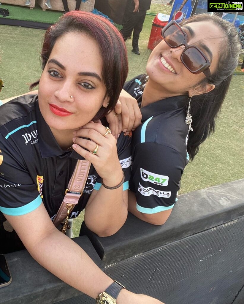 Suja Varunee Instagram - 🏏Happy faces from @keralastrikersofficial 🏏 TheCute @prayagamartin Thehot @deeptisati #ccl2023 #keralastrikers #cricket #match #players #brandambassador #game #jaipur #girlpower #girls Sawai Mansingh Stadium