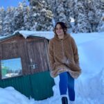 Suja Varunee Instagram - Some beautiful paths can’t be discovered without getting lost🫰 #lost #emotions #goodfeeling #nicetime #memoriesforlife #trip #candidphotography Gulmarg