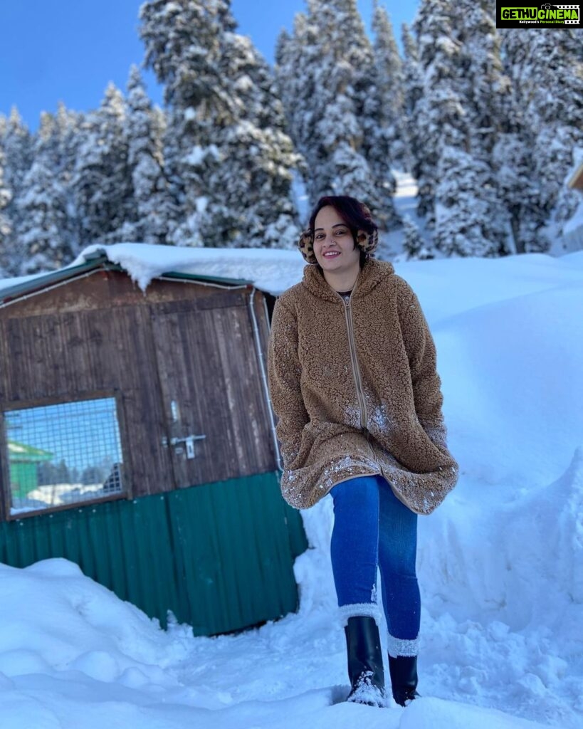 Suja Varunee Instagram - Some beautiful paths can’t be discovered without getting lost🫰 #lost #emotions #goodfeeling #nicetime #memoriesforlife #trip #candidphotography Gulmarg