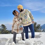 Suja Varunee Instagram - LovE 🌹 @shivakumarr20 Pyaar Prema Kaadhal ❄️❄️ #love #husbandandwife #travelphotography #explorer #couplegoals #snow #naturelovers Khyber Hotel Gulmarg