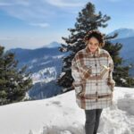 Suja Varunee Instagram - LovE 🌹 @shivakumarr20 Pyaar Prema Kaadhal ❄️❄️ #love #husbandandwife #travelphotography #explorer #couplegoals #snow #naturelovers Khyber Hotel Gulmarg