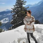 Suja Varunee Instagram - LovE 🌹 @shivakumarr20 Pyaar Prema Kaadhal ❄️❄️ #love #husbandandwife #travelphotography #explorer #couplegoals #snow #naturelovers Khyber Hotel Gulmarg