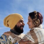 Suja Varunee Instagram - LovE 🌹 @shivakumarr20 Pyaar Prema Kaadhal ❄️❄️ #love #husbandandwife #travelphotography #explorer #couplegoals #snow #naturelovers Khyber Hotel Gulmarg