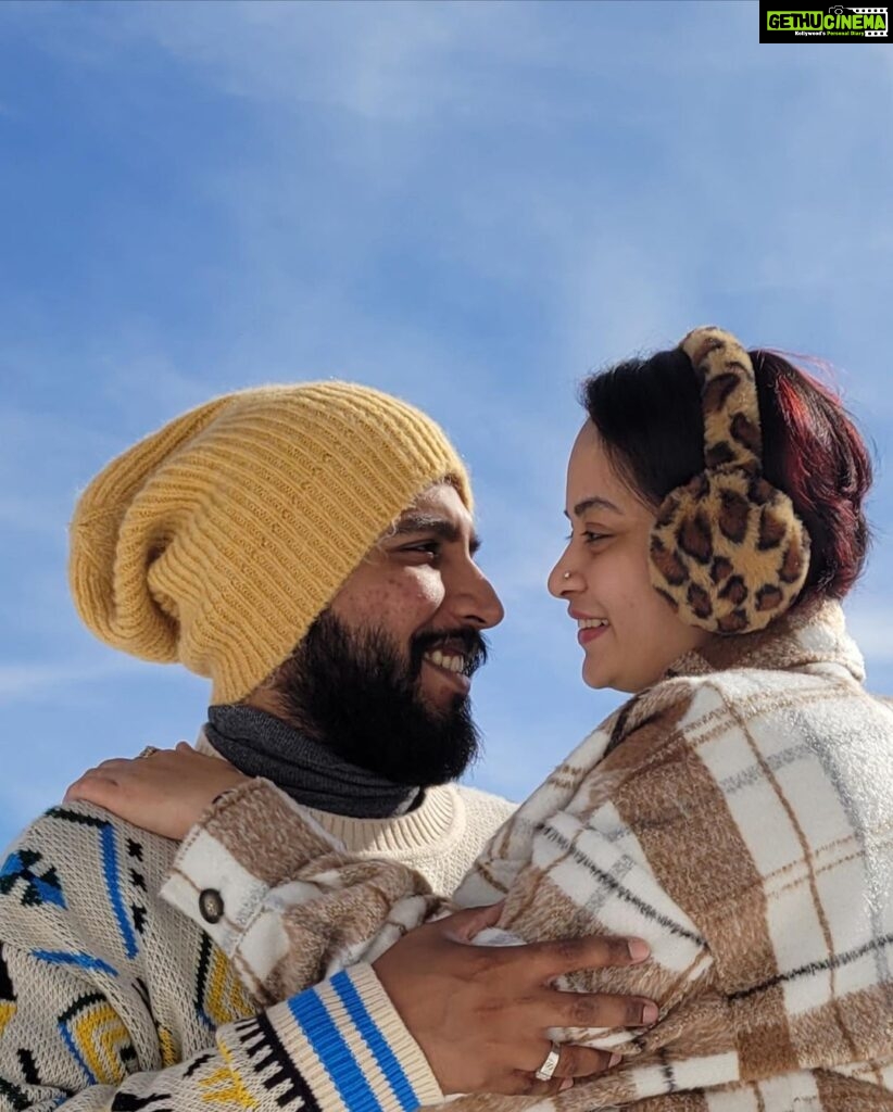 Suja Varunee Instagram - LovE 🌹 @shivakumarr20 Pyaar Prema Kaadhal ❄️❄️ #love #husbandandwife #travelphotography #explorer #couplegoals #snow #naturelovers Khyber Hotel Gulmarg